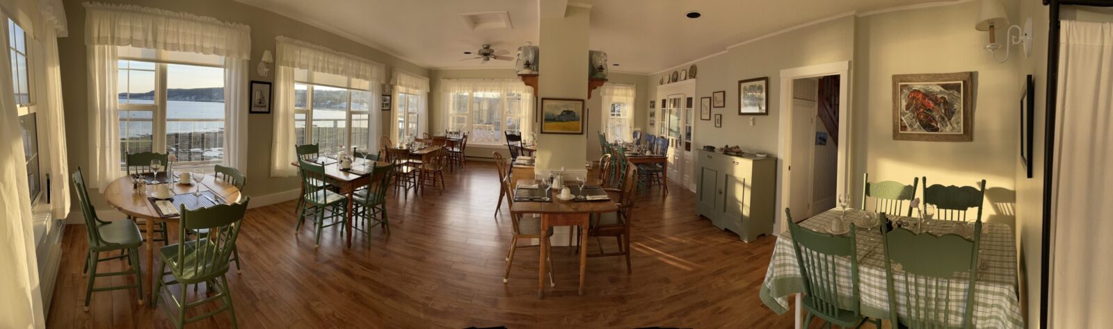 A 360 degree view of a dining room.